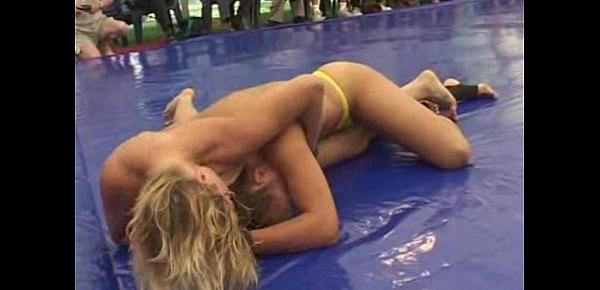 Topless women fight
